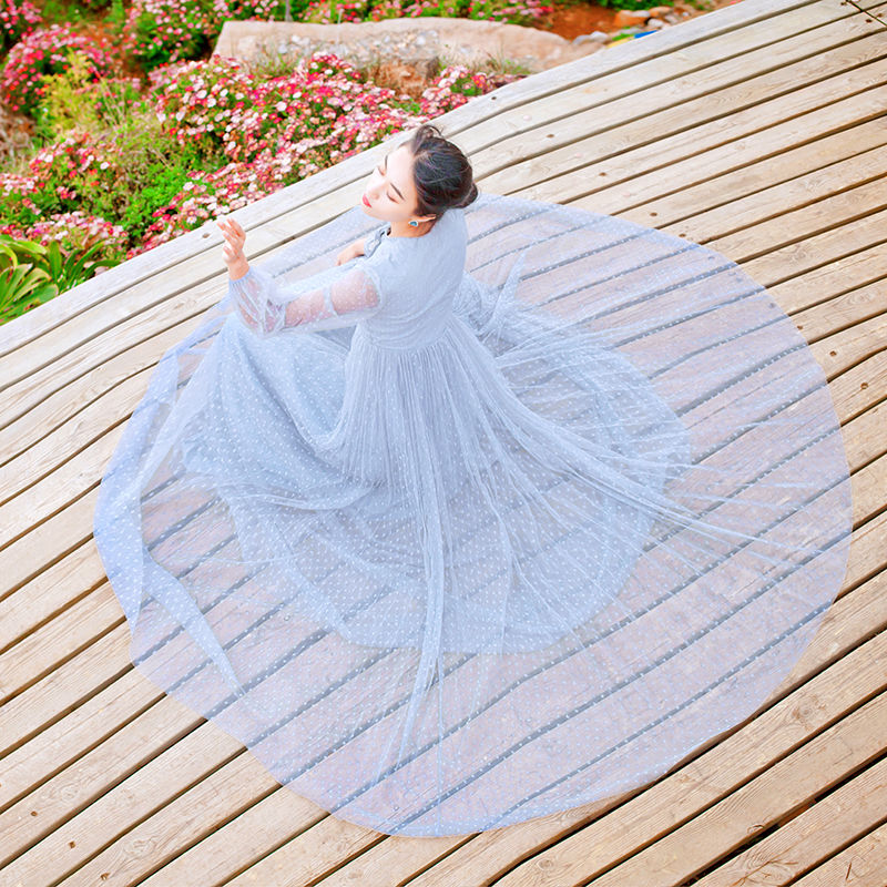 泳衣扔了吧!现在海边度假都穿“沙滩裙”，迷得路人一路三回头