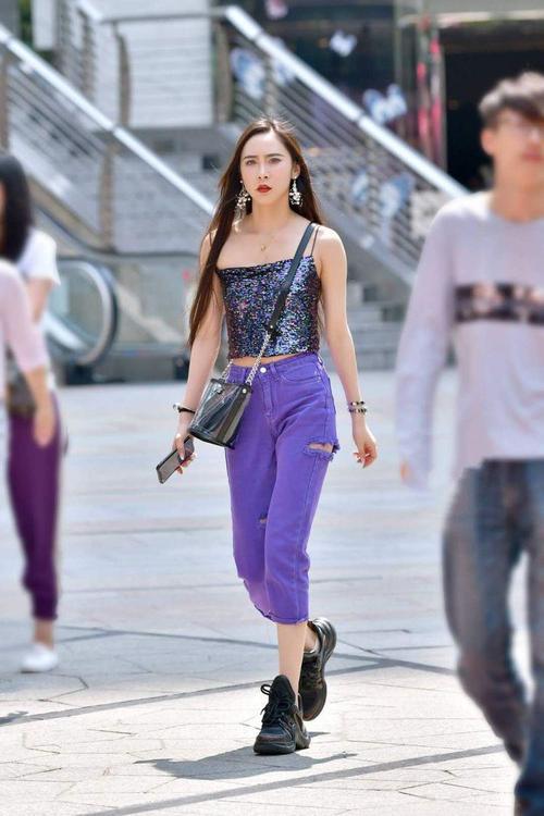 街拍:美女穿闪亮吊带背心,气场强大令人艳羡!