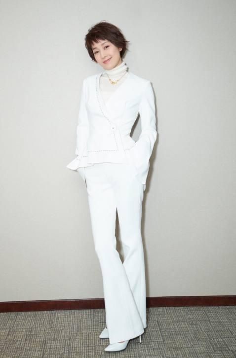 马伊琍现身活动，蕾丝西装惹人醉，网友：一般人这么穿丑哭了