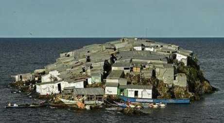 这个足球场般大的小岛居住了近千人 为何隔壁大岛却无人敢上去？