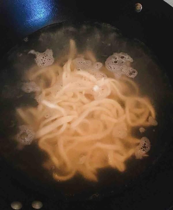  面粉：买不着面条自己做，劲道爽滑的手擀面，现做现吃，煮一锅还吃不够
