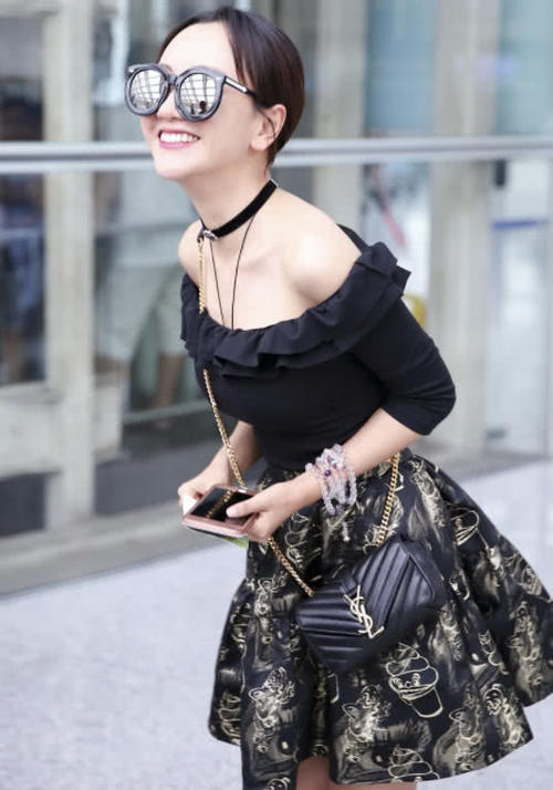 杨蓉的素颜照遭曝光！双眼皮很有亮点，看上去像是被割过的