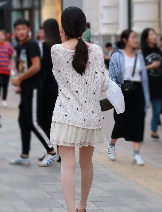  「气质」时尚街拍：小碎花阔袖上衣外套 高跟鞋子，装饰身型，突显女人气质