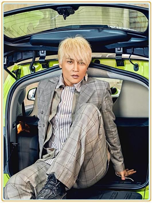 陈志朋衣品回归！一身黑色风衣帅气逼人，但网友注意力都在他包上