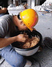 美女，明明知道自己穿着裙子还这么不注意，真是太尴尬了