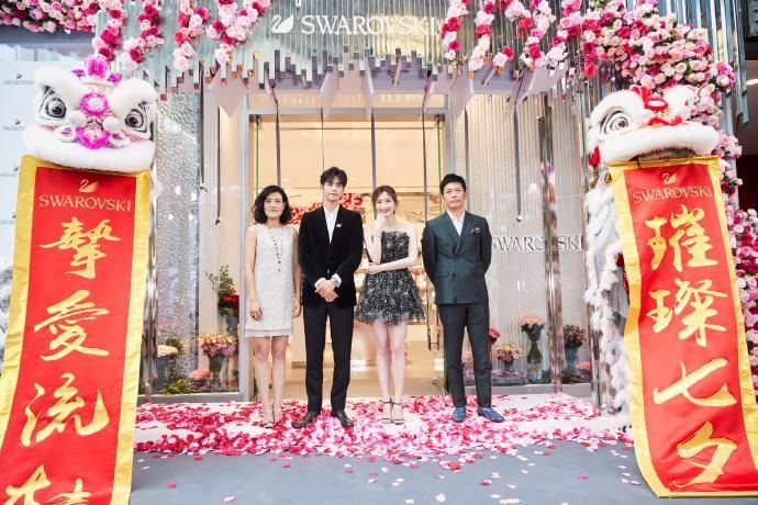 江疏影亮相某活动 身着黑色亮片抹胸连衣裙 尽显优雅的气质