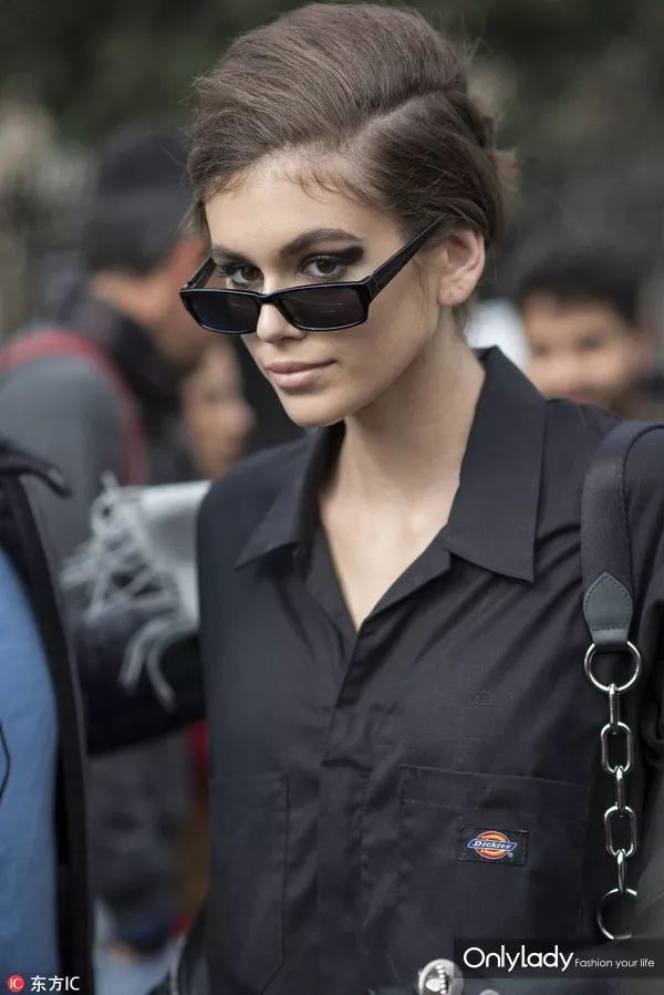 你距离时髦精可能就差一副超窄墨镜了