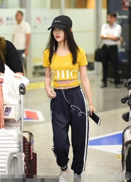 同样是露脐装，周洁琼20，鞠婧祎24，两人仅差4岁气质却截然不同