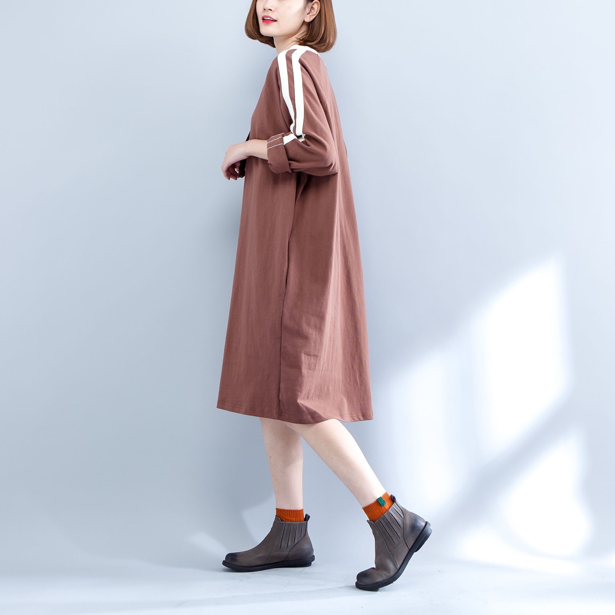 女人不能亏待自己，这洋气的卫衣裙，一件才一百多，超仙