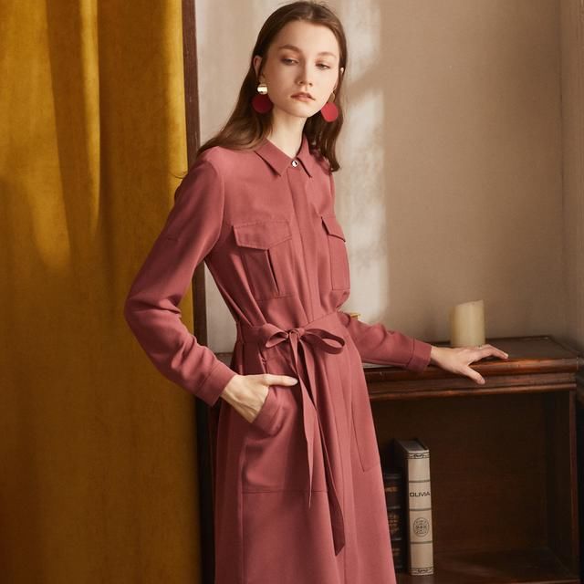 杨幂真厉害，一袭长裙抢回“腰精”称号，优雅惊艳！