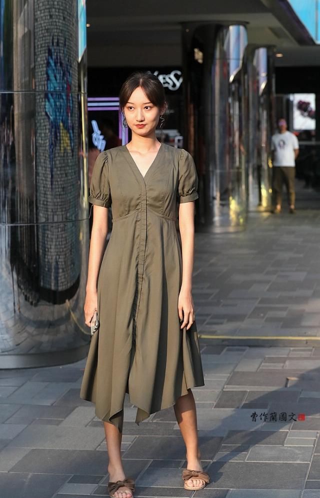 #能进能退#街拍：美女的这条连衣裙，贵在得体