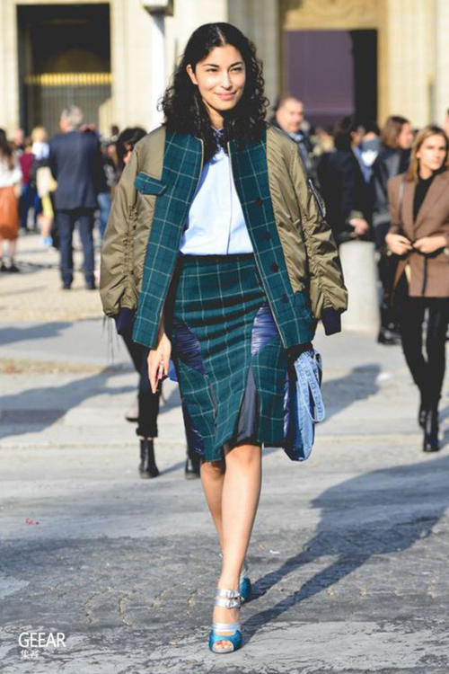让时尚达人教你把格子裙怎样穿出经典时髦感!