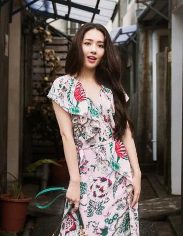 郭碧婷穿印花裙女人味爆棚，不显老气反而很高级，气质真不一般！