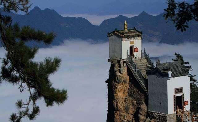 陕西深山之中，藏中国最危险房子，三面悬崖屹立不倒500年！