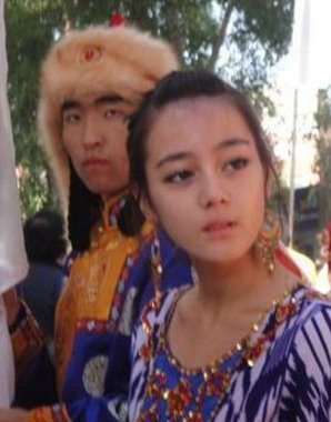 对比迪丽热巴出道前照片，整容谣言出真相!