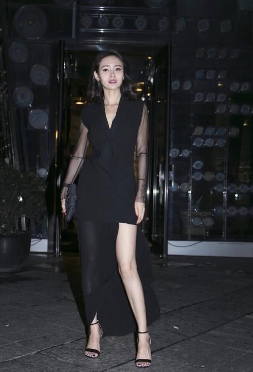 「 开叉」轻纱开叉裙大秀美腿，气质优雅又大方，于明加真“天生尤物”