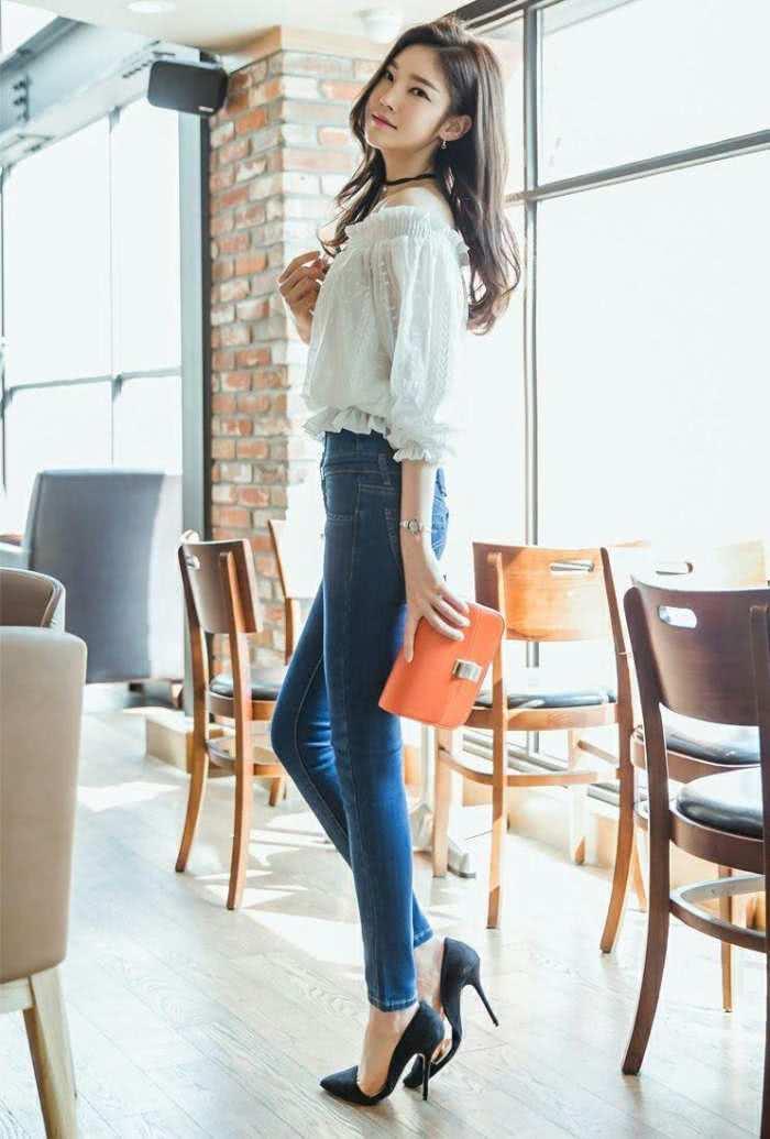 女人就是喜欢穿上紧身裤展示自己，搭配出迷人背影尽显凸翘身材