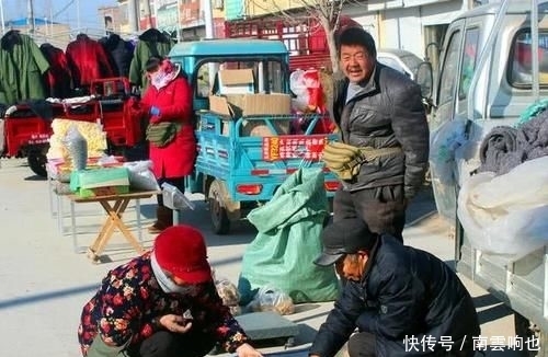  #别碰#快到年底，农村集市又要热闹起来了？老农：这3样东西赶集
