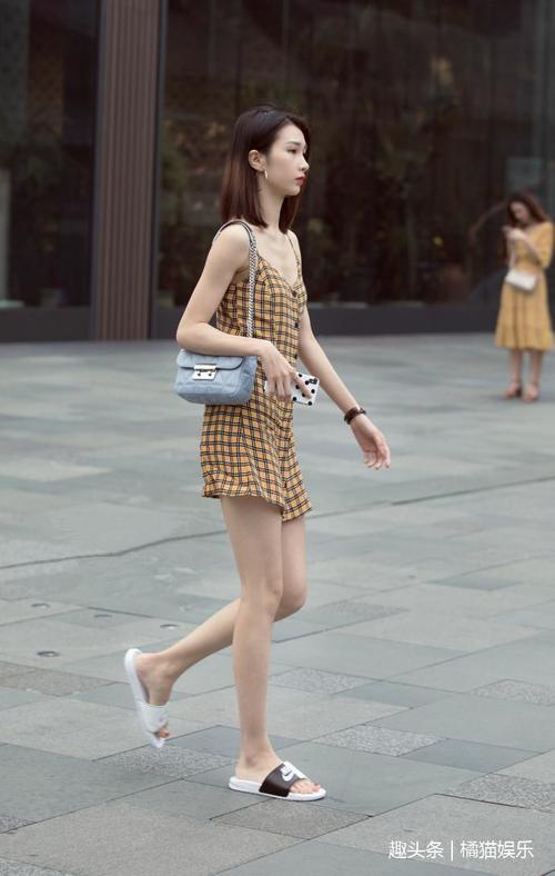 路人街拍，小姐姐穿吊带衫配紧身牛仔裤，身姿靓丽，气质出众！