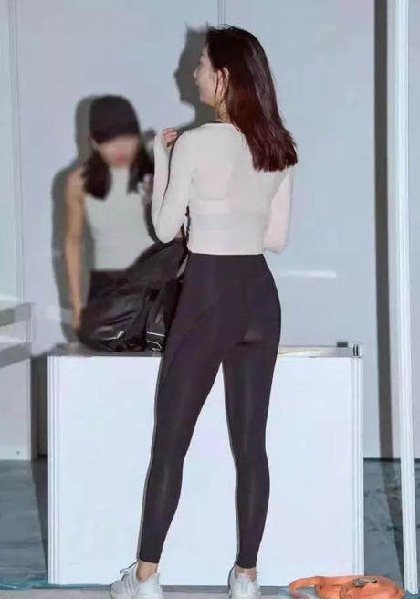 打底裤搭配上白色的外套，有种干练利落的气质