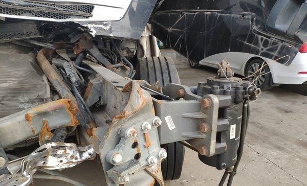 堪称教科书式追尾,这台卡车的驾驶室后移有点