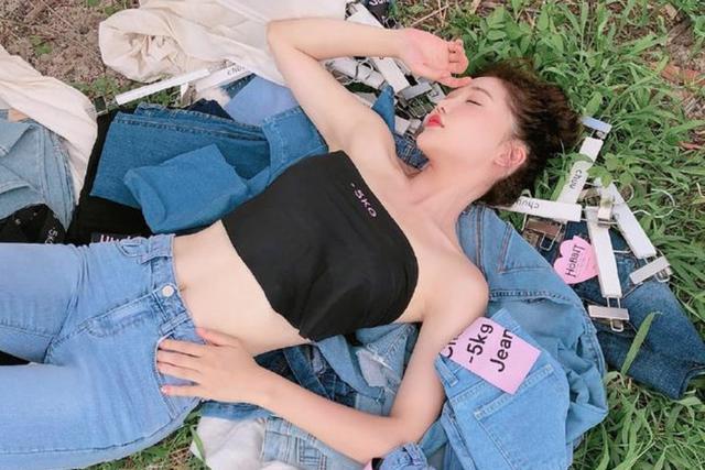 穿牛仔裤的小姐姐那么的身姿迷人，那纤细的长腿，更是让人心动