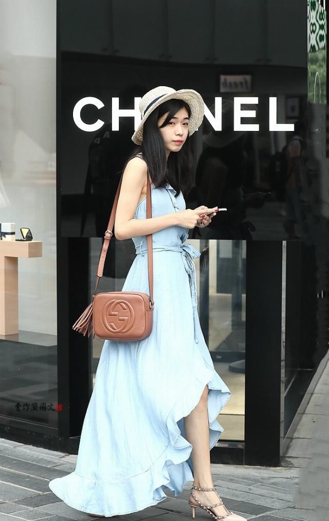  连衣裙■街拍：美女简单又美丽，就穿连衣裙