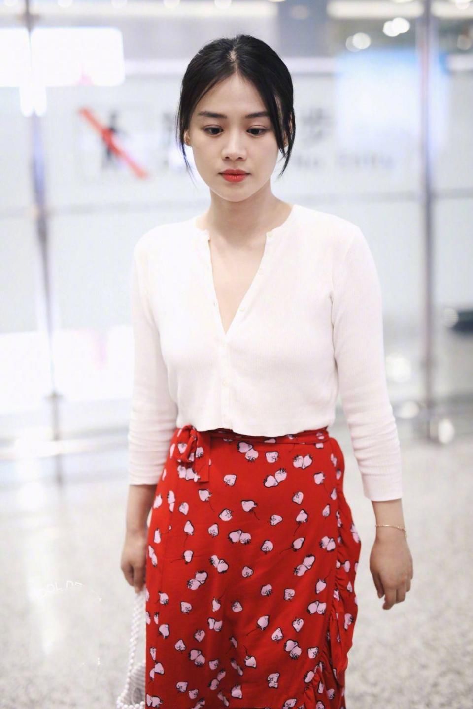 失恋后的马思纯现身机场，红裙下也难掩满脸落寞，瘦的令人心疼!