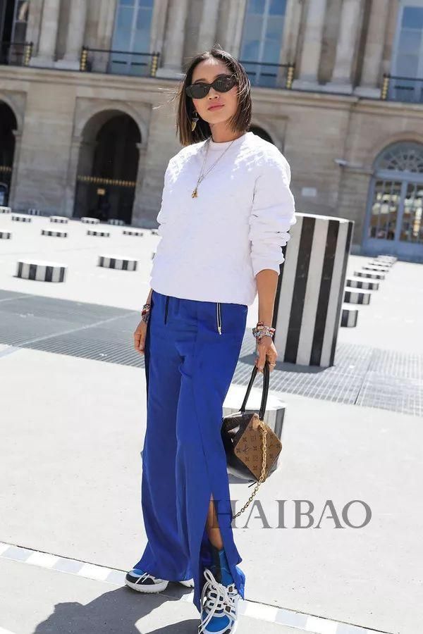 白色上装+亮色下装的三种穿搭方式，减龄显瘦正流行，贝嫂肯豆都