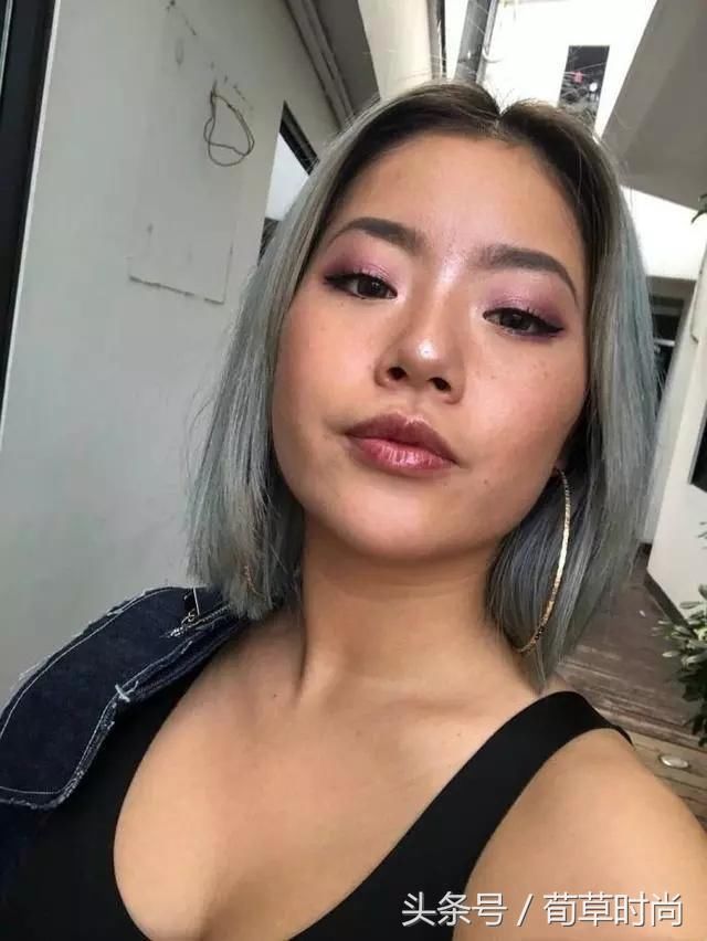 王菊首次登纽约时装秀，化淡妆很尴尬！终于见识“真面目”