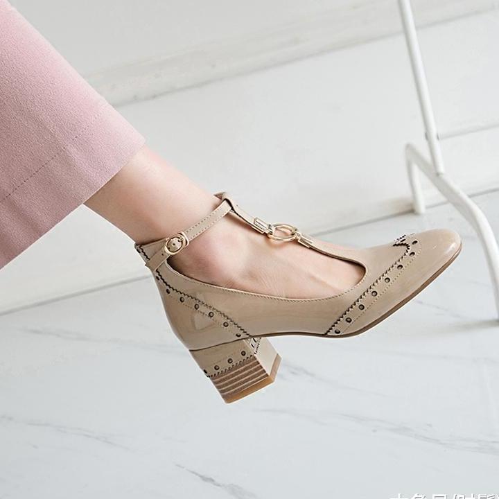 不要穿毁脚的尖头细高跟了, 复古的方头粗跟鞋, 才是真爱