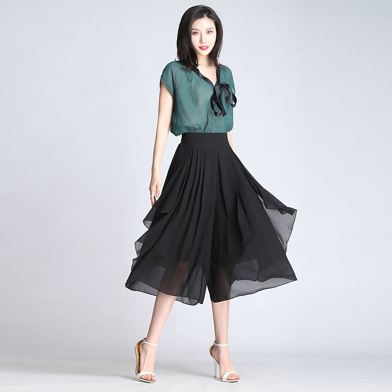 穿裙子很多时候都不方便，还是这种裤裙好，比裙子还美也不怕走光