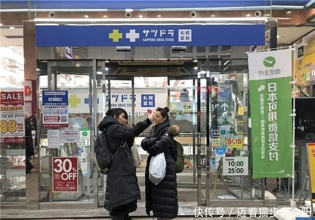 中国大妈到日本药妆店爆买，原来大包小包买的都是这个