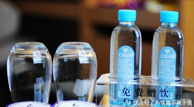 情侣住酒店时，退房一定要带走4样东西，别再被前台小姐姐嘲笑了