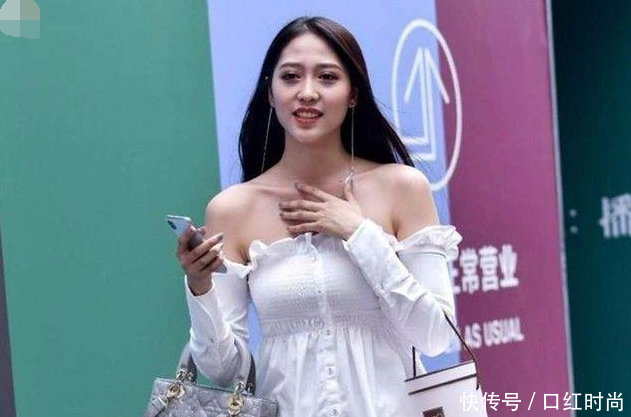 街拍：气质出众清秀俊美的小姐姐，搭配娇艳如花靓女风采身姿迷人