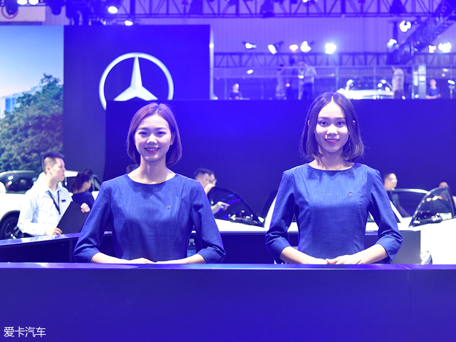 看2018成都国际车展各家美女争相斗艳