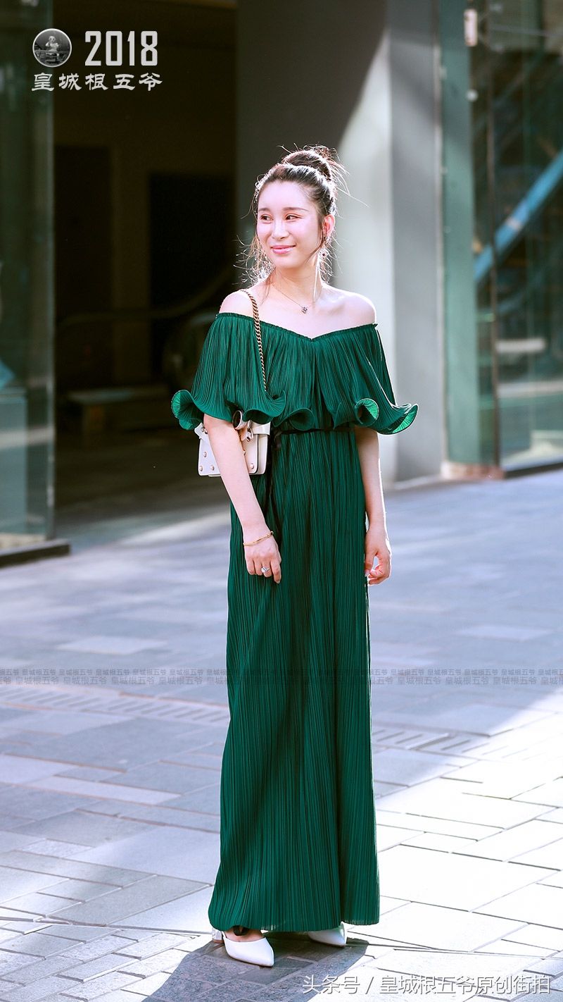 街拍:在这个高温酷暑的季节里告别闷热，用清凉的服饰装扮自己