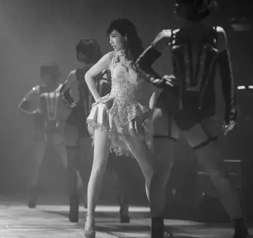 25岁的你，腿还没人家51岁的周慧敏好看！