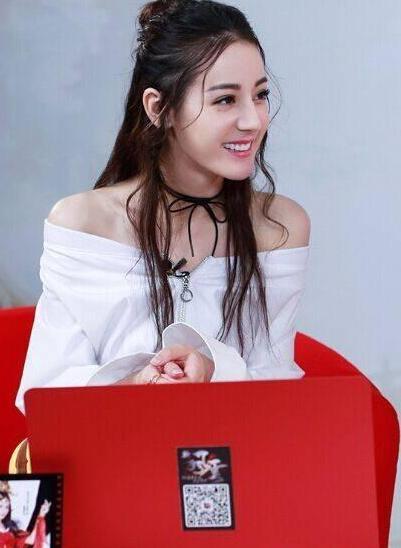 21岁关晓彤和26岁热巴同时撞衫，一个美如女神，一个却像路人