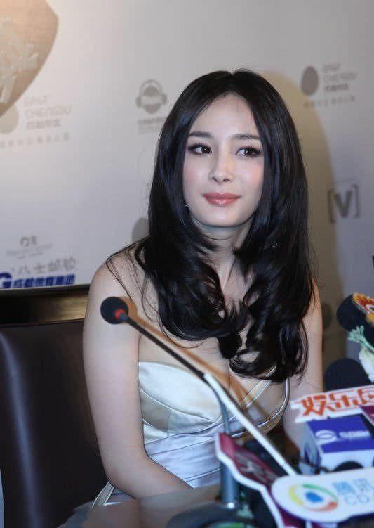 本以为刘亦菲的抹胸裙够迷人了，可看了杨幂后，我脑子空白了！
