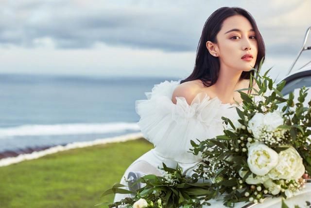 张馨予性感，秦岚优雅，同穿白色紧身连衣裙，侧面臀部差距太尴尬