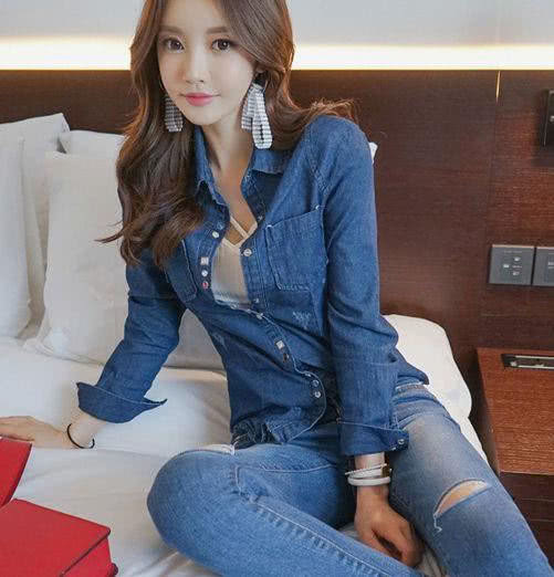 年轻妹子穿搭紧身裤，展现好身姿，更衬托气质