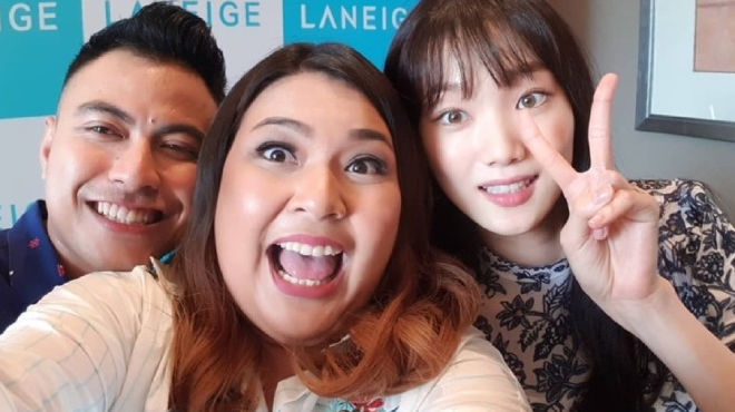 李圣经身穿花卉刺绣连衣裙出席某活动 一双美腿太吸睛