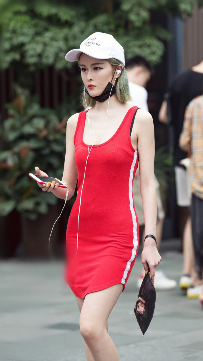 成都街拍:别致可爱的穿搭，即使在茫茫的人群中也很燃!