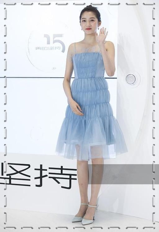 关晓彤终于不再扮老！一件蓝裙嫩炸天，网友：欧阳娜娜还服气么？