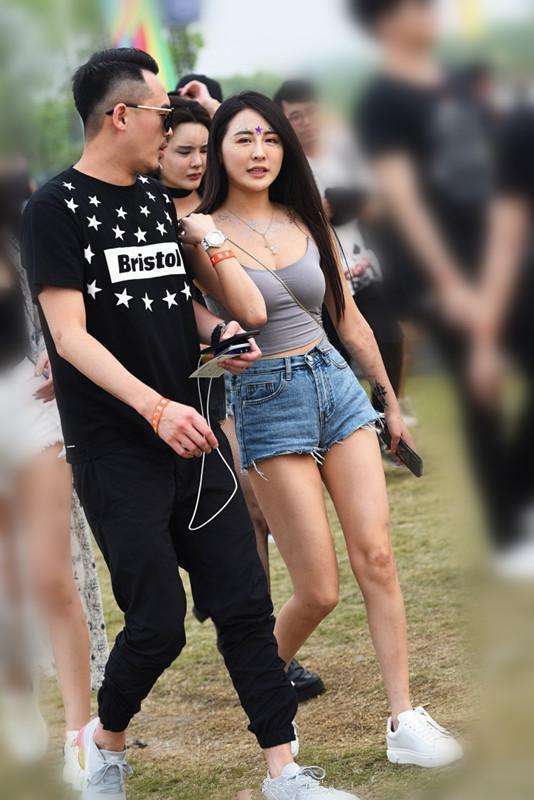 素人街拍: 紧身装尽显凹凸身材, 身材高挑尽显白皙美腿