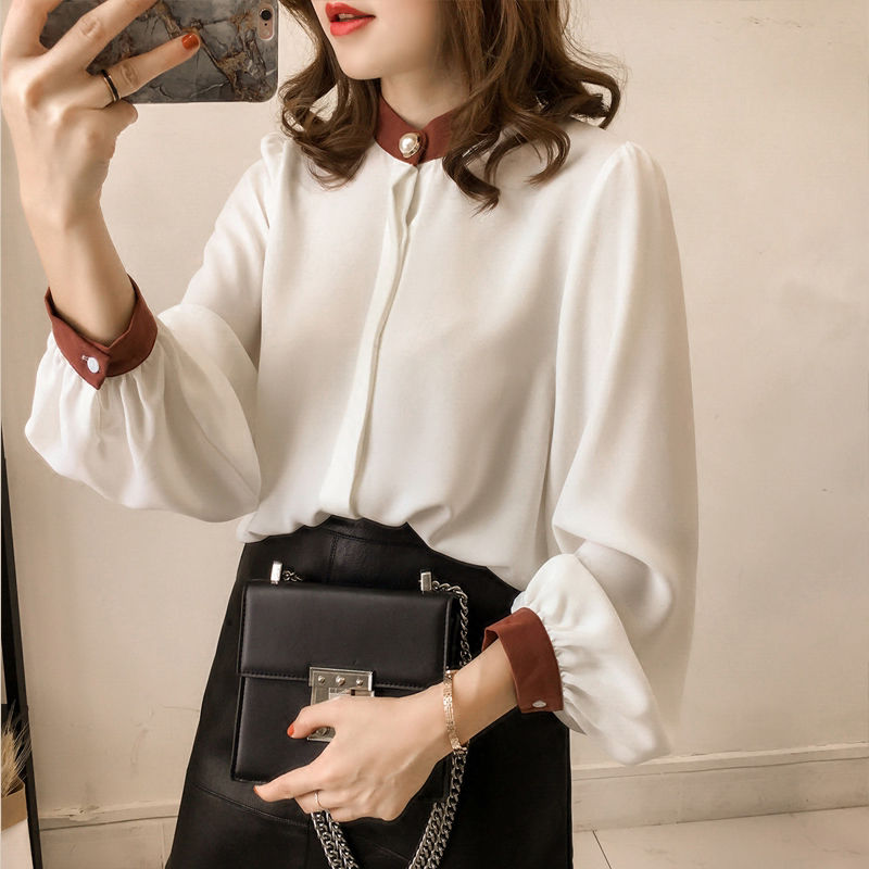 小姐姐还在犹豫穿什么,别犹豫了看看下面,在犹豫过冬了