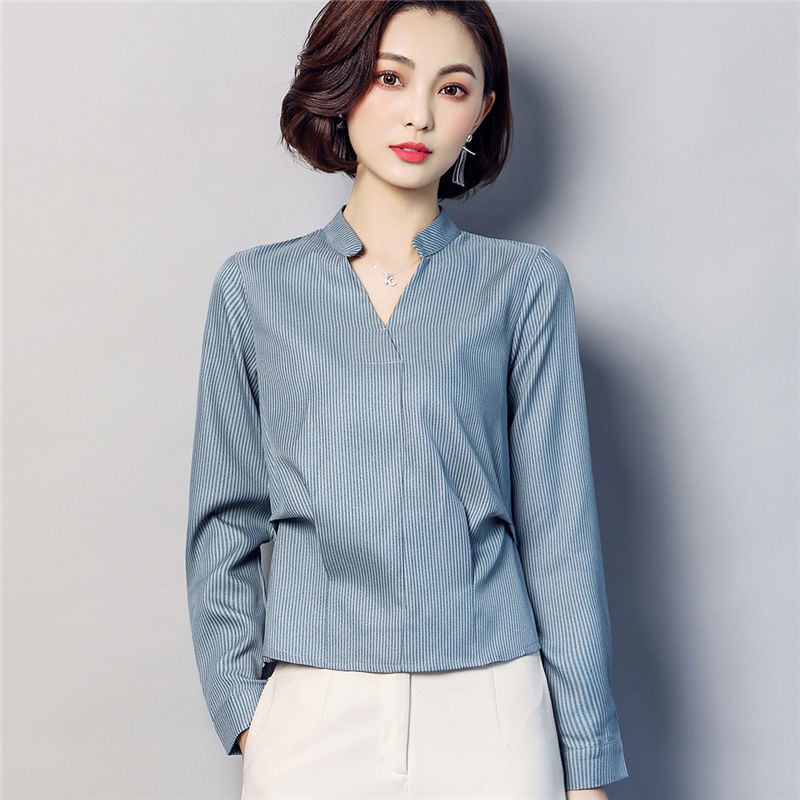 出差回来，老婆穿洋衫+铅笔裤，去机场接我，简直是迷人的小妖精