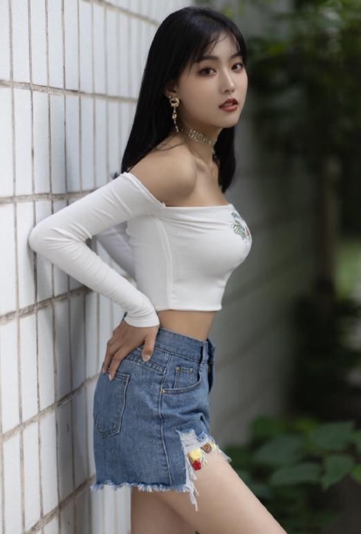  抹胸|抹胸装搭配牛仔裤，散发出美女与众不同的美