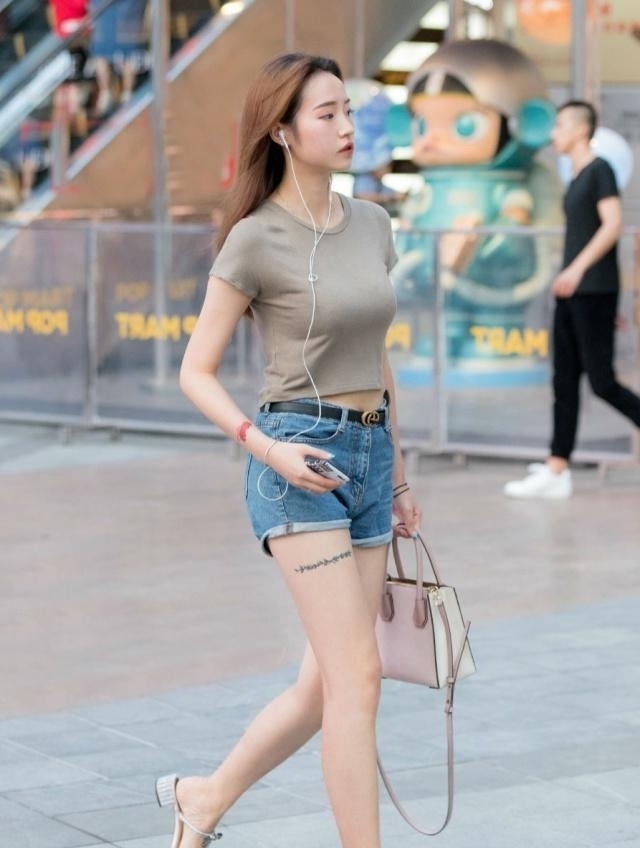 姐姐：小姐姐穿白色短裙，更加凸显苗条身材，路人街拍
